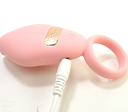本体の側面に充電口があります。