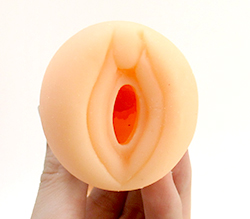 大きなクリトリスとぱっくりと開いた挿入口が卑猥な造形です。