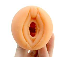 大きなクリトリスとぱっくりと開いた挿入口が卑猥な造形です。