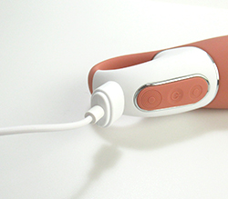 本体底面にある充電口から充電します。3.5時間の充電で50分の連続動作。