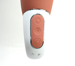 ボタン操作で真ん中の電源の長押しでON/OFF、上下ボタンで振動パターンが変更できます。