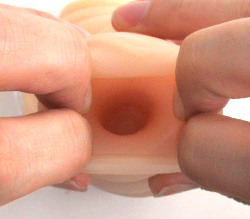 先端にはローターを装着できるので亀頭に響く快感振動をプラス！