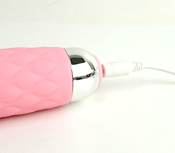 本体底面にある充電口から充電します。