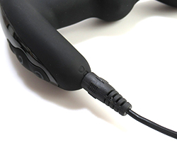 持ち手先端部分にある充電口から充電します。約１時間でフル充電、連続可動は約60分。