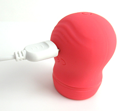 充電は電源近くの穴に差し込みます。マグネットでの装着型。