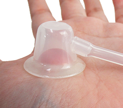 そのままシリンジの内筒を引っ張ると乳頭が吸引されます。