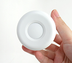 本体の底部に電源ボタンがついています。ボタンの長押しで電源のON/OFFが可能です。１回押すと振動パターンの切替ができます。