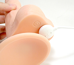 本体裏側にマグネット式USBを接続して充電します。