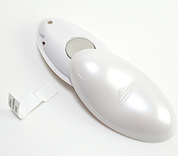 ボタン電池1個が付属してありすぐに使えます！絶縁紙を取り除いてご使用ください。