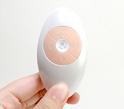 真ん中のボタンを長押しで電源ON/OFF、振動パターンとくねりの強弱をそれぞれ調節できます。