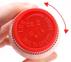 底の部分を回す事で振動を調整できます。