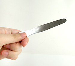 歯医者でも見かける、舌を押さえるために使用される道具です。
