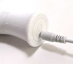 付属のUSBケーブルを差し込んで充電します。