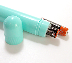付属の単3×2をセットします。