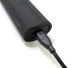 本体下部に充電差込口があります。