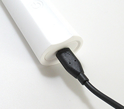 本体下部に充電差込口があります。
