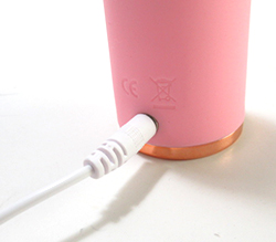 付属のＵＳＢ充電ケーブルのピン端子を本体DCポートに差し込んで充電します。