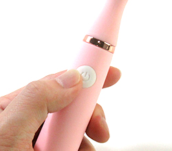 ボタン長押しで電源ON。12パターンｘ３振動を楽しめます♪
