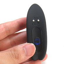 バイブの電源を長押しでON/OFF 青いランプが付き、リモコン無しでも使えます。