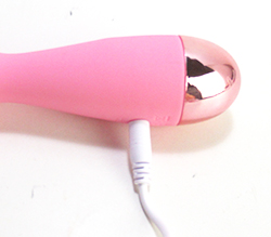 この部分に充電ケーブルを挿し込みます。