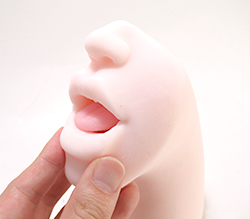 柔らかい舌が根本まで飲み込んでからも刺激をやめない吉澤友貴の極上テクを再現！