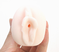 ミニサイズの小ぶりな挿入口