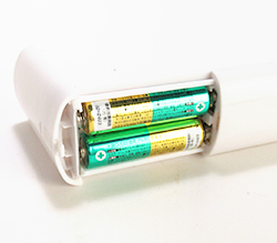 付属の単3ｘ2をセットします。