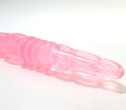 独特な形状で押し広げながら存在感を発揮するボディ！