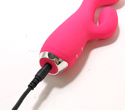 付属のUSB充電ケーブル付き