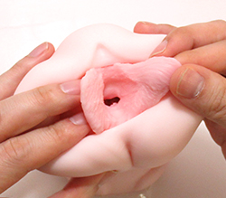 すじまんに隠れる実物サイズです。