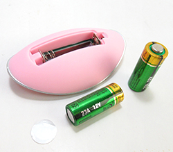 リモコンは23A12V電池を使用。予備ｘ１も付いています。