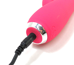 充電中はボタン部のLEDが点灯します。消灯すれば充電完了です。