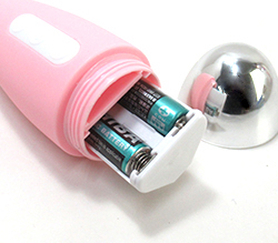 付属の単4ｘ3をセットします。