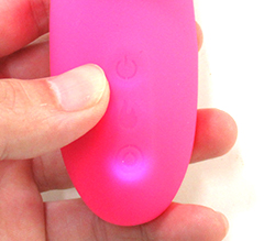 電源長押しでON/OFF ボタンを押す度に12パターンの振動<br>〇ボタンで7種類の吸引