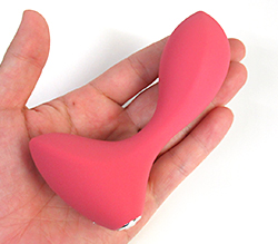 マットな肌触りで硬さのある本体です。