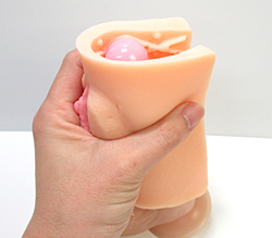 パッドをアソコに巻き付け、手で擦る！基本的な使用方法。