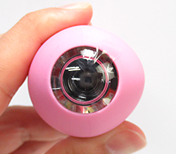 ライトアップ機能搭載。使用する前にカメラフィルムを外してお楽しみください。