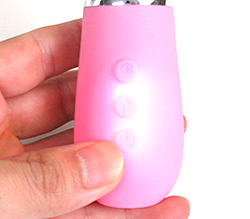 電源ボタン長押しでON/OFF　バイブボタンで9段階振動！カメラボタンでアプリと連動