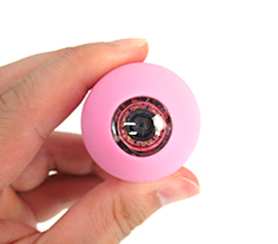 レンズからLEDの灯りがでます。