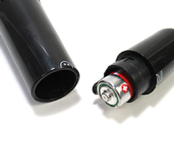 付属の単3ｘ1をセットします。