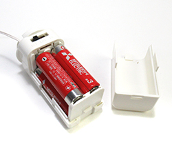 付属の単3電池×4をセットします。