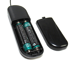 付属の単4ｘ2をセットします。