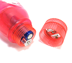 付属の単3ｘ2をセットします。
