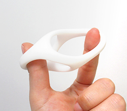 伸縮性がある素材で装着しやすい