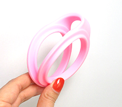 ひっぱると伸びる柔らかなシリコン素材