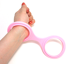 ササッと通すだけのシンプル拘束なので無理なく気軽に拘束プレイを楽しめます♪