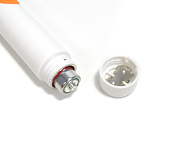 付属の単3ｘ1をセットします。