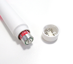 付属の単3ｘ1をセットします。