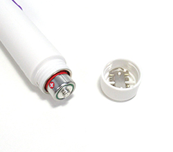 付属の単3ｘ1をセットします。