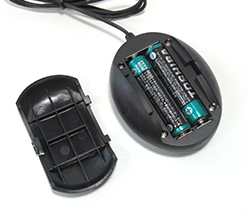 付属の単4ｘ2をセットします